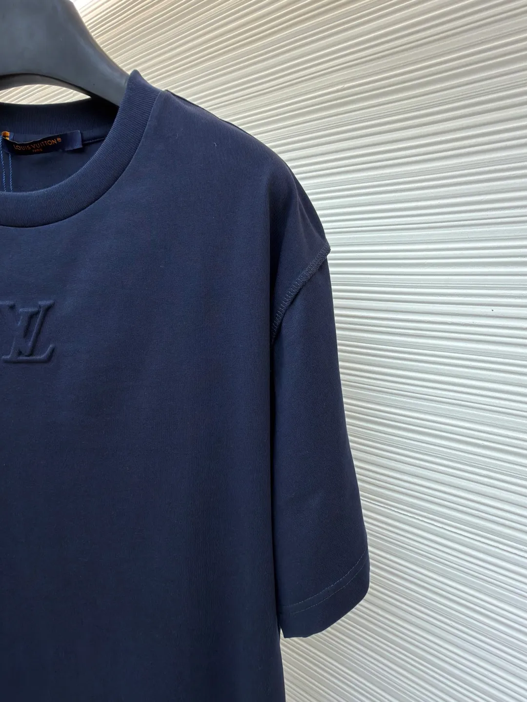 LOUISVUITTON embossed small label T-shirt ●Authentic product: 4989. Purchased and developed ●Item number: 1682264-A00 ●Fabric: pure cotton fabric ●Technology: embossed production ●Version: fitted version ●Weight: about 305 grams ●Size: XS-S-M-L ●Description: Fabric is 40S/2 Double-strand smooth cotton plain weave, dust-free wool processing; matching 40s single-strand combed cotton, 280g cylindrical machine rib. The front panel is stamped and filled. After low-temperature stamping with a steel stamp, the inside is filled with foam cotton. The bottom surface is directly sealed with low-temperature hot melt glue at 80 degrees Celsius. The integrated machine operation makes the relief pattern three-dimensional and full and stylish. High-quality products require natural and beautiful products. The overall wiring is straight and delicate, the fabric is comfortable and soft, and the color is consistent without color difference. It can be matched with the same style to create a fashionable look and control various occasions. Customized accessories, complete with three standards, same style for men and women!